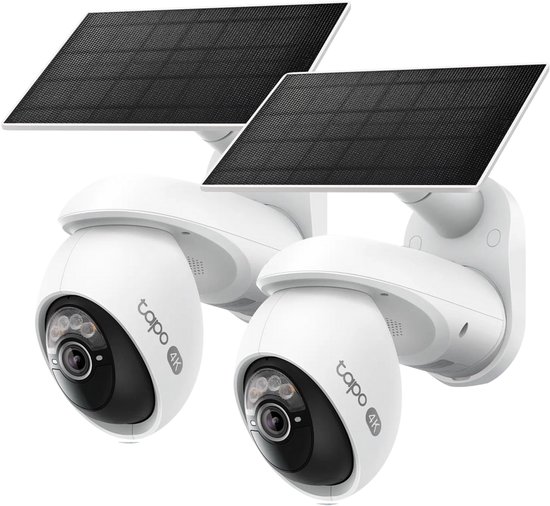 Twee witte Tapo 4K beveiligingscamera's met zonnepanelen in een duo-pakket.