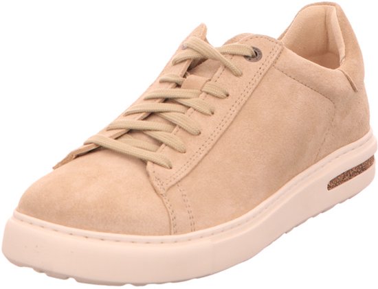 Beige suède Birkenstock sneaker in driekwartsaanzicht met platte veters.