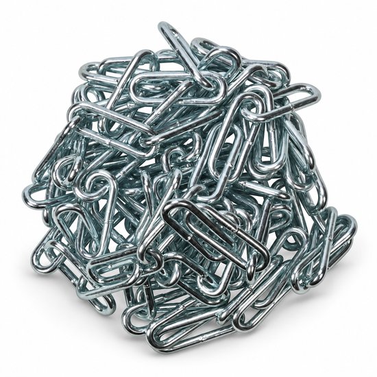 Een compacte kluwen van glanzende zilveren metalen ketting op een witte achtergrond.