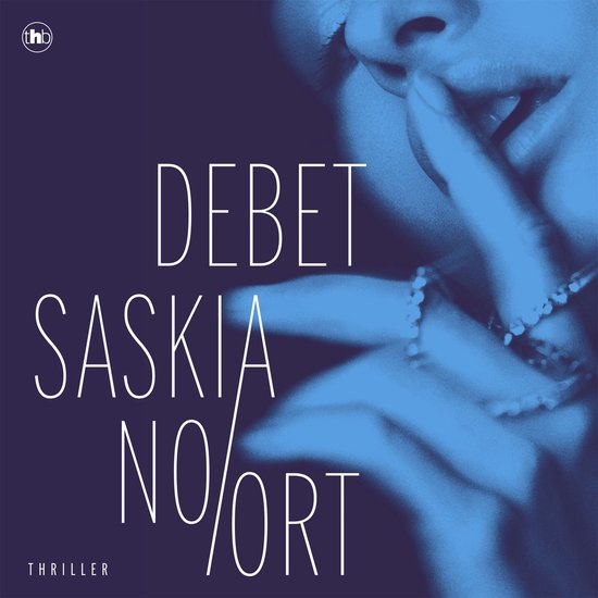 Boekomslag van Debet door Saskia Noort; vrouw in blauwtinten gebaart stilte met ringen aan haar vingers.