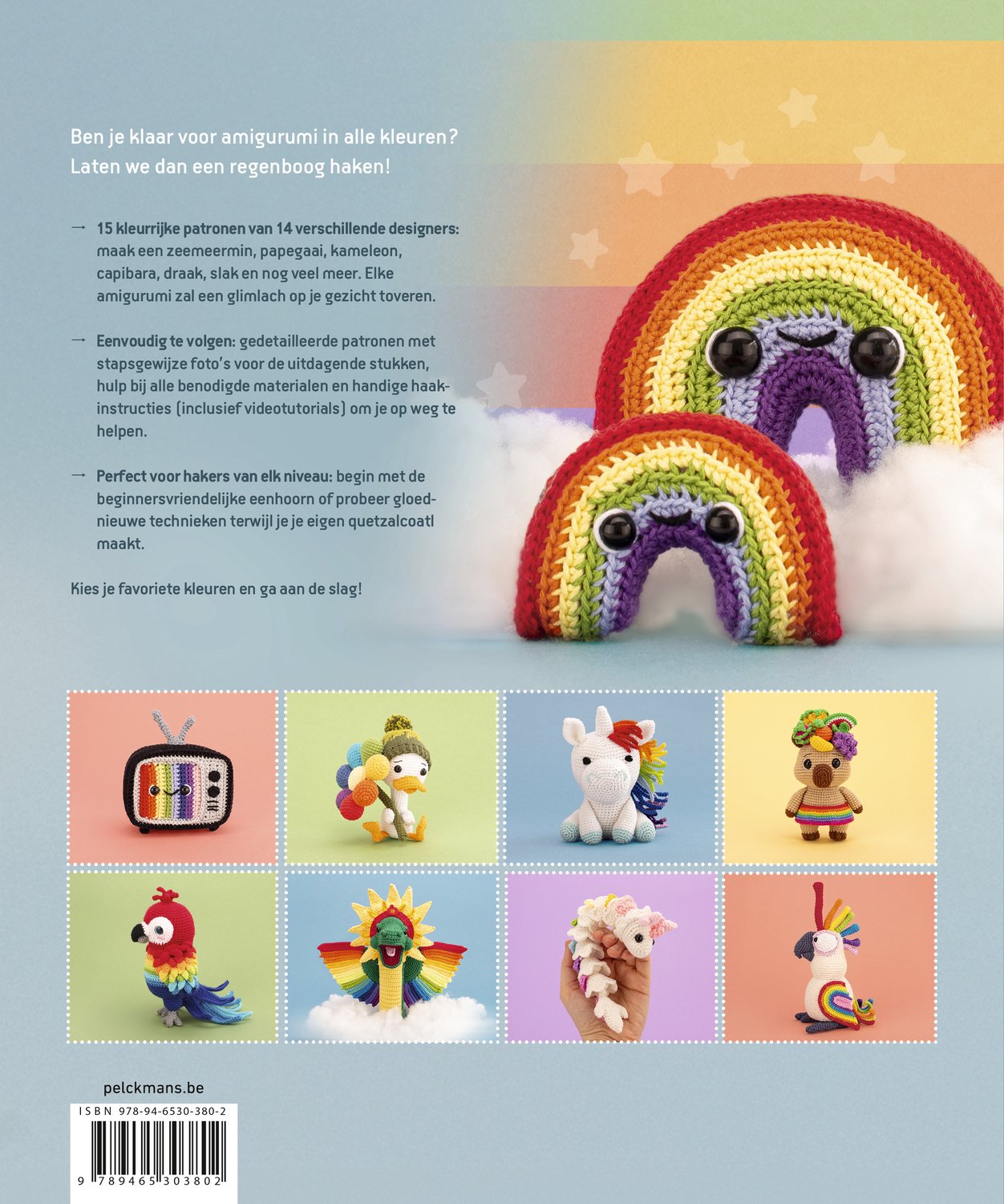 Achterkant van het haakboek over amigurumi met twee gehaakte regenbogen en patronen van dieren en figuren.