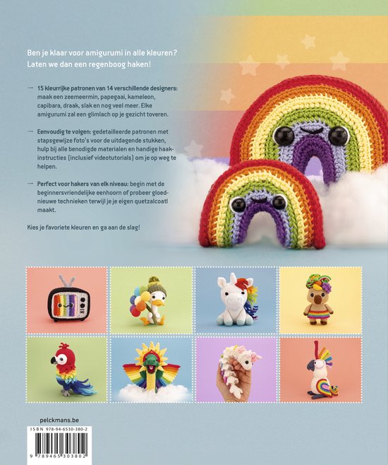 Achterkant van het haakboek over amigurumi met twee gehaakte regenbogen en patronen van dieren en figuren.