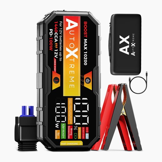 AutoXtreme Boost Max 10200 jumpstarter met digitaal scherm, rode klemmen, kabel en zwarte opberghoes.