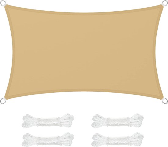 Rechthoekig beige schaduwdoek met metalen ringen op de hoeken en vier witte bevestigingstouwen.