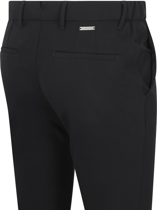 Achterkant van de zwarte Alberto chino broek met riemlus en label.