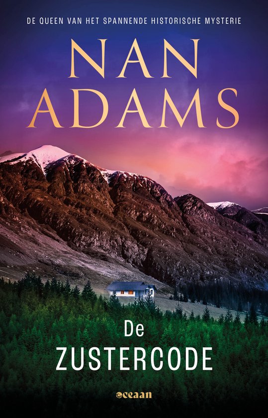 Boekomslag van De Zustercode door Nan Adams, met een wit huisje voor bergen onder een paars-roze avondlucht.