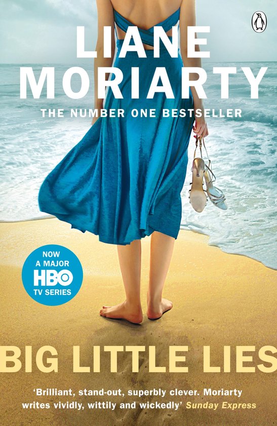 Vrouw in een blauwe jurk met hakken in haar hand, staand op een zandstrand bij de zee voor het boek Big Little Lies.