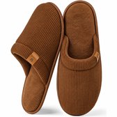 Paar bruine corduroy herenpantoffels met zachte fleecevoering en discreet Comfeet-label.