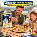 Man en kind spelen het magnetische spel buiten aan een tafel bij een tent op de camping.