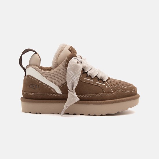 Rechterzijkant van de bruine UGG Lowmel sneaker met suède overlays, mesh-details en UGG-merknaam.