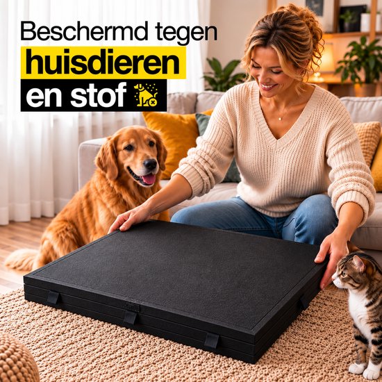 Zwarte puzzeltafel afgesloten ter bescherming tegen huisdieren en stof, met hond en kat ernaast.
