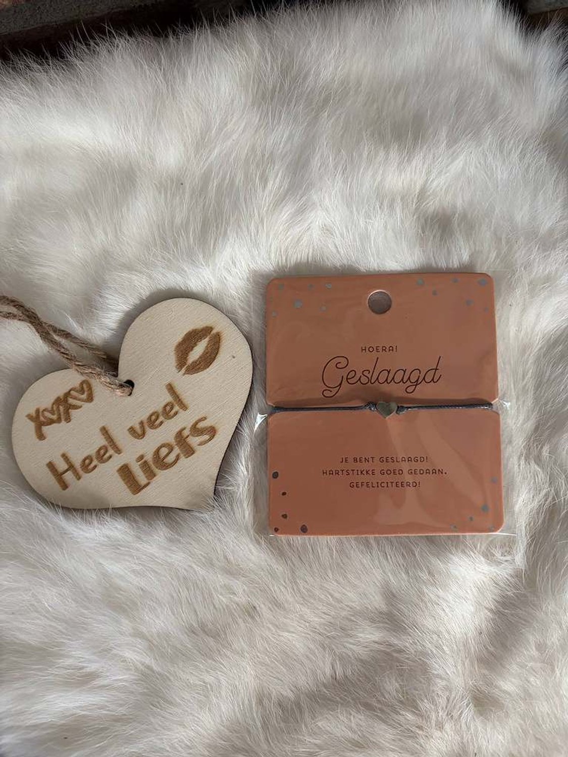 Creaties van hier – Hart Armband - Zilver – 8x9 – verstelbaar - Geslaagd - met houten hartje