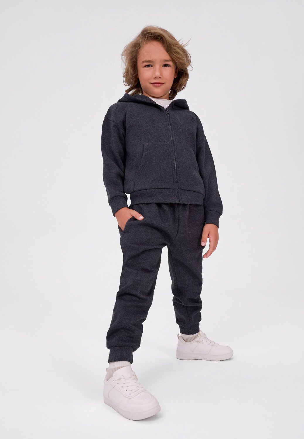 Minoti trainingspak jongens – ritsvest met capuchon – smalle broek – antraciet