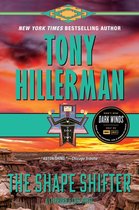 Boekomslag: woestijnlandschap bij zonsondergang, kunst van een figuur en de titel 'The Shape Shifter' door Tony Hillerman.