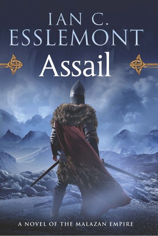 Boekomslag van Assail door Ian C. Esslemont met een krijger in wapenrusting en bontmantel in een ijzig landschap.