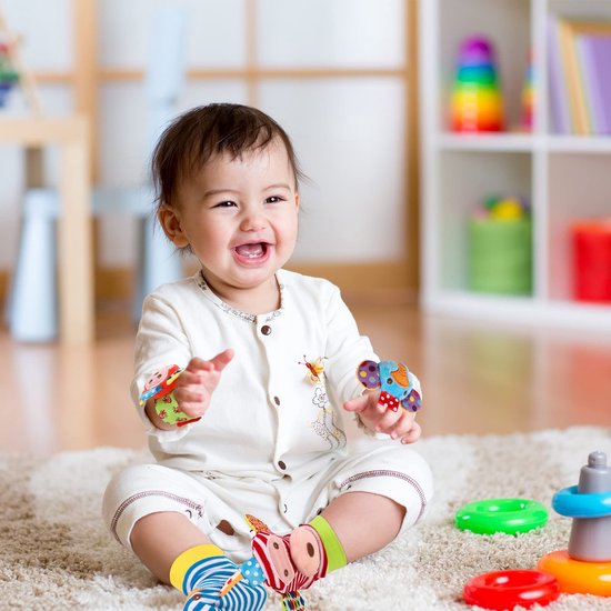 Babyspeelgoed 3-6 maanden – Set van polsrammelaars en sokjes met voetzoekers – Zacht pluche knisperspeeltje – Stimuleert grijpen en schoppen – Sensorisch speelgoed voor baby's van 0 tot 12 maanden – Kraamcadeau voor jongens en meisjes — afbeelding 2