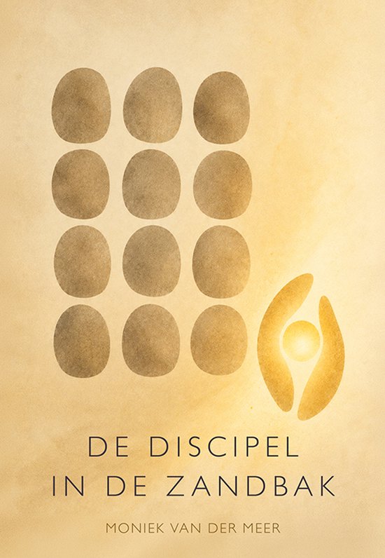 Boekomslag met zandkleurige achtergrond, twaalf bruine stippen en een gestileerde handvorm rond een lichtpunt. Tekst: De discipel in de zandbak, Moniek van der Meer.