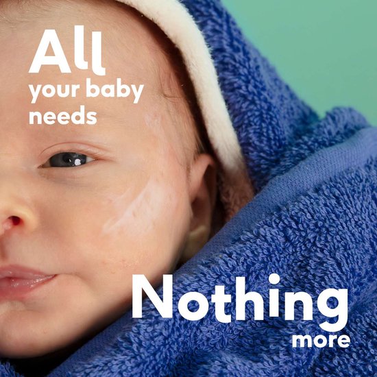 Baby met crème op het gezicht, gewikkeld in een blauwe handdoek met tekst: "All your baby needs, Nothing more".