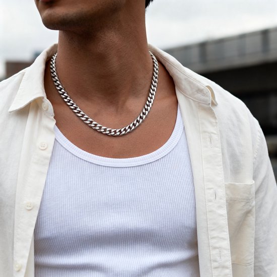 Zilverkleurige schakelketting van 10 mm gedragen door een man in een wit hemdje en overhemd.