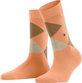 Perzikkleurige katoenen damessokken met bruin en beige ruitpatroon en klein knoopdetail.