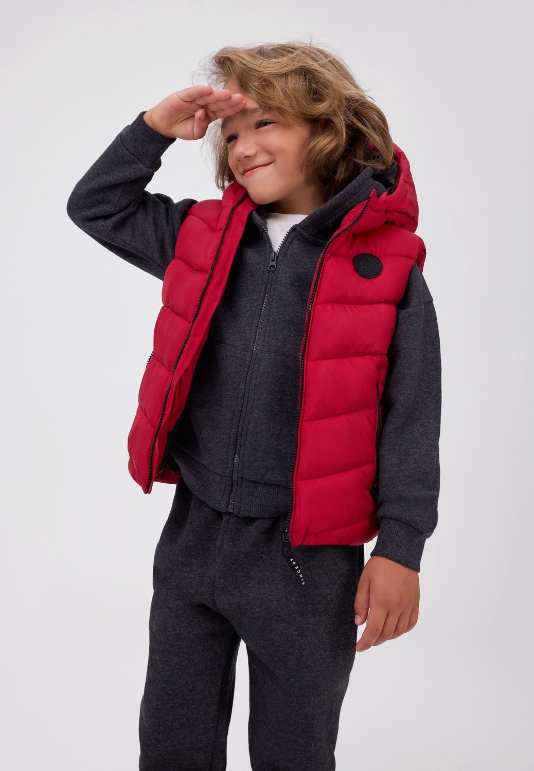 Minoti bodywarmer jongens – gewatteerd – vaste capuchon – rood