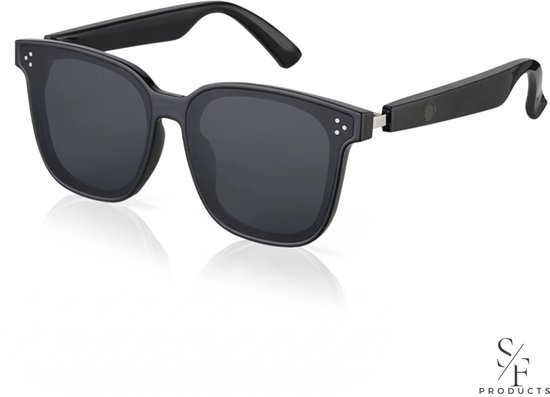 Zwarte smart-bril met vierkante glazen, drie metalen accenten op de hoeken en SF Products logo.