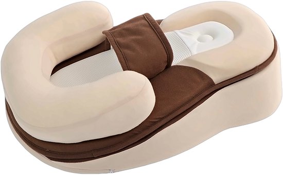 Babynestje in crème en bruin met een U-vormig kussen, zachte stoffen bekleding en een wit mesh-ligvlak.