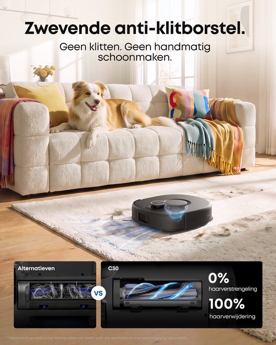 eufy robotstofzuiger op tapijt bij een hond op een bank, toont de effectieve zwevende anti-klitborstel.