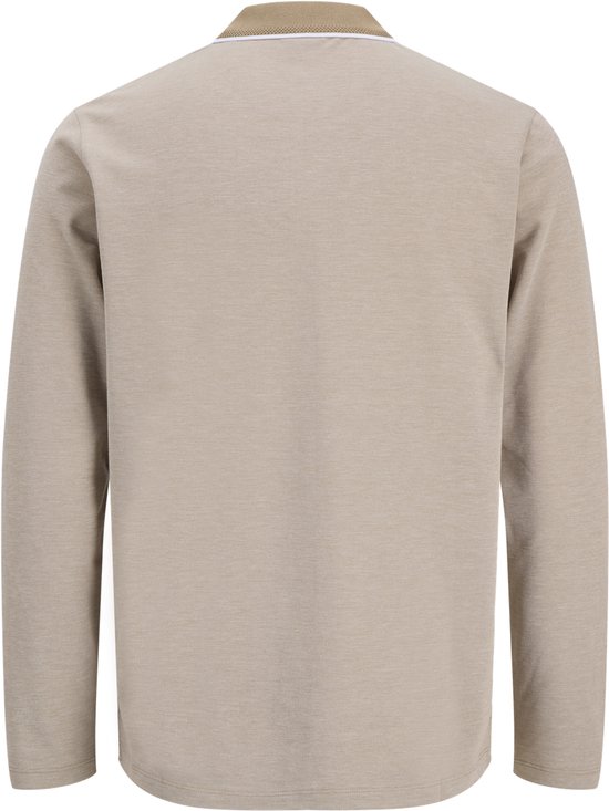 Achterkant van een beige poloshirt met lange mouwen en een bruine kraag met witte bies.