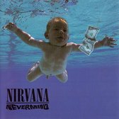 Baby zwemt onder water naar een dollarbiljet op een haakje. Tekst onderaan: NIRVANA NEVERMIND.