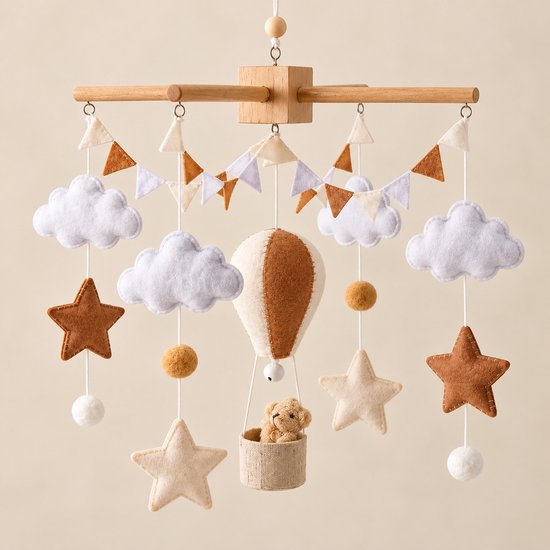 Viltmobiel voor baby met luchtballon, schattige beer, sterren en wolkjes in neutrale beige en witte tinten.