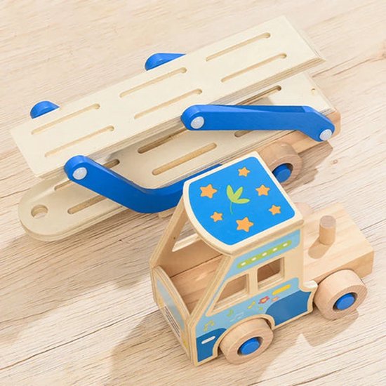 Houten vrachtwagen voor autotransport met blauwe accenten en sterpatroon op de cabine.
