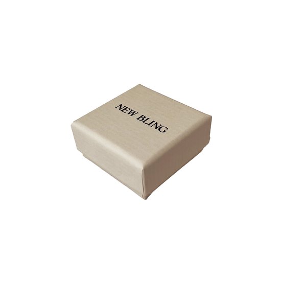 Vierkant beige kartonnen doosje met daarop in zwarte letters de tekst NEW BLING.