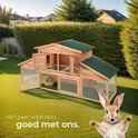 Konijnenhok voor buiten met twee verdiepingen, groen dak en ren, inclusief konijn in de behuizing.