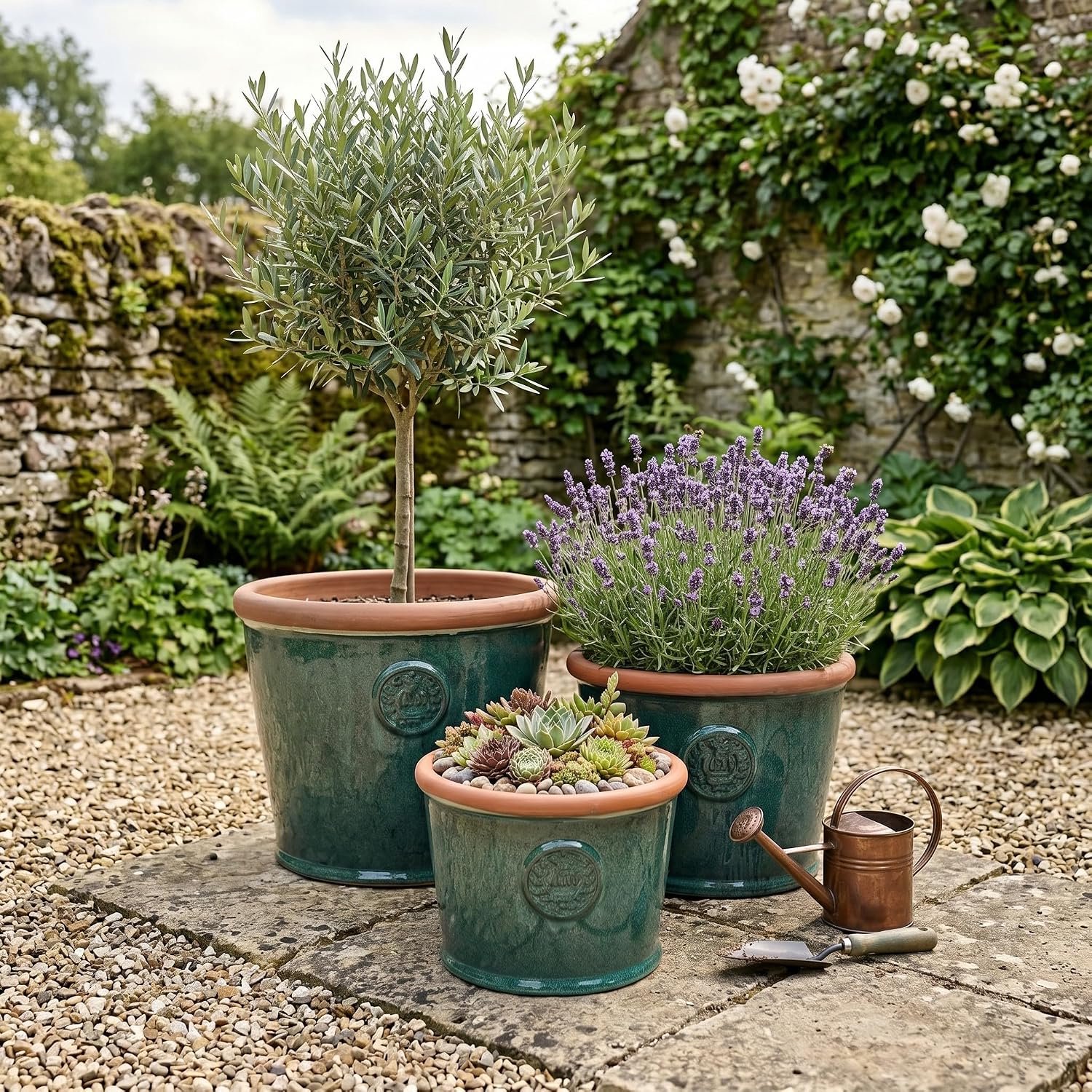 Luxe Keramische Plantenbak met Kroonembleem 45 x 34 cm – Handgemaakte Geglazuurde Bloempot & Overpot voor Binnen en Buiten – Weerbestendig & Vorstbestendig – Mosgroen