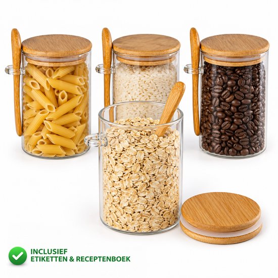 Drie gevulde glazen potten en één open pot met havermout, inclusief bamboe deksels, lepels en gratis etiketten.