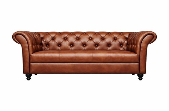 Kaneelbruine 3-zits Chesterfield-bank met diepe knoop-getufte details en karakteristieke gerolde armleuningen.