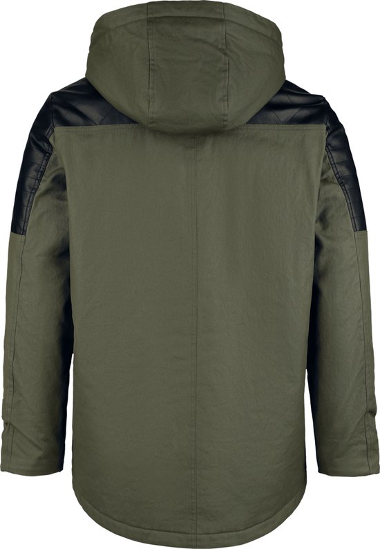 Rugzijde van een olijfgroene jas met capuchon en zwarte doorgestikte schouderstukken.