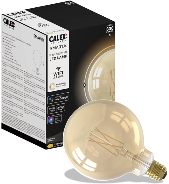 Calex Smart LED-lamp, globevormig met zichtbare filamenten, verpakt in een doos met wifi- en smart home-iconen.