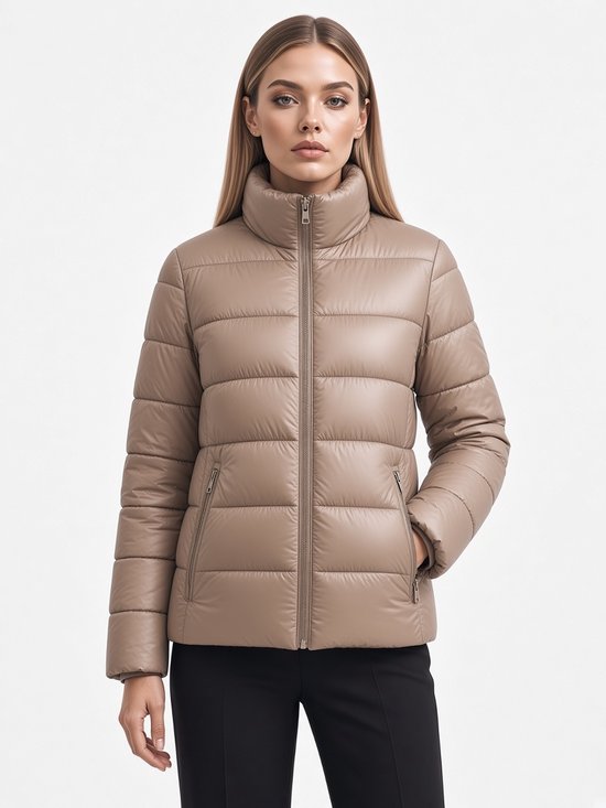 Vooraanzicht van een beige, gewatteerde damesjas met ritssluiting en zakken op een model.