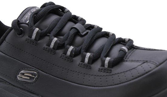 Zwarte Skechers-sneaker met veters, zilverkleurige details op de veteroogjes en Skechers-logo op de zijkant.
