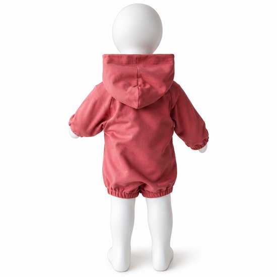 Achterkant van een roze baby-romper met capuchon op een paspop, effen ontwerp.