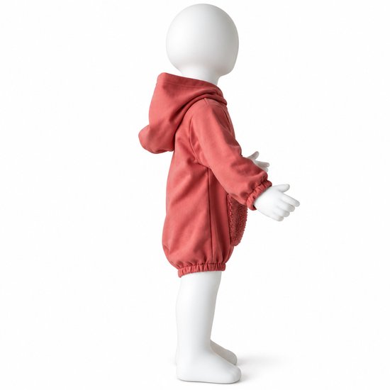 Zijaanzicht van een roze baby-romper met capuchon, elastische boorden en een opvallende teddy-buidelzak.