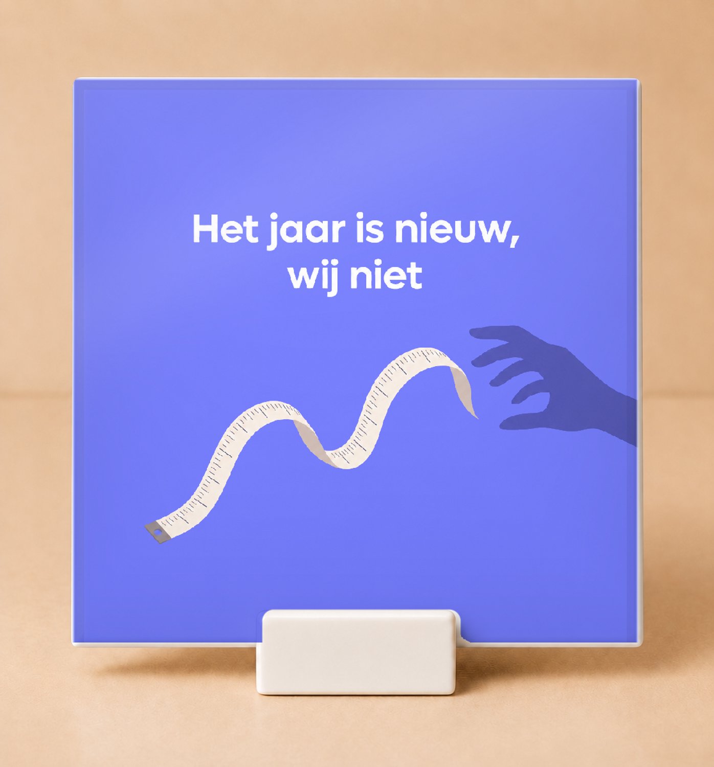 Bedruk King Minimalistische Scandinavische 'Nieuw jaar, zelfde chaos' Tegel – Strakke Wanddecoratie voor Liefhebbers van Eenvoud en Humor - 11 x 11 cm met houder Wit