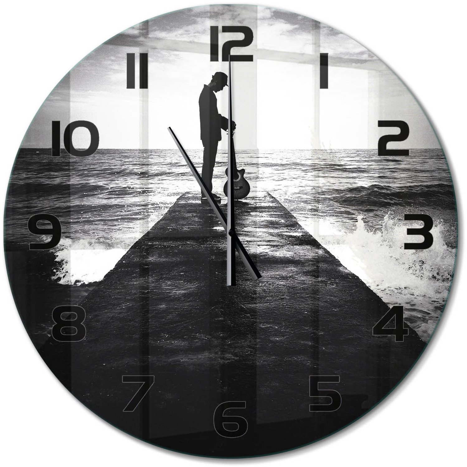 TULUP Wandklok - Gitarist op de pier Decoratieve Glazen Klok - fi60 cm - Zwart-wit Glazen Wandklok Design - Zwarte handen - Ronde Klok - Glazen Klok Met Print - Wandklok Glas Met Motief