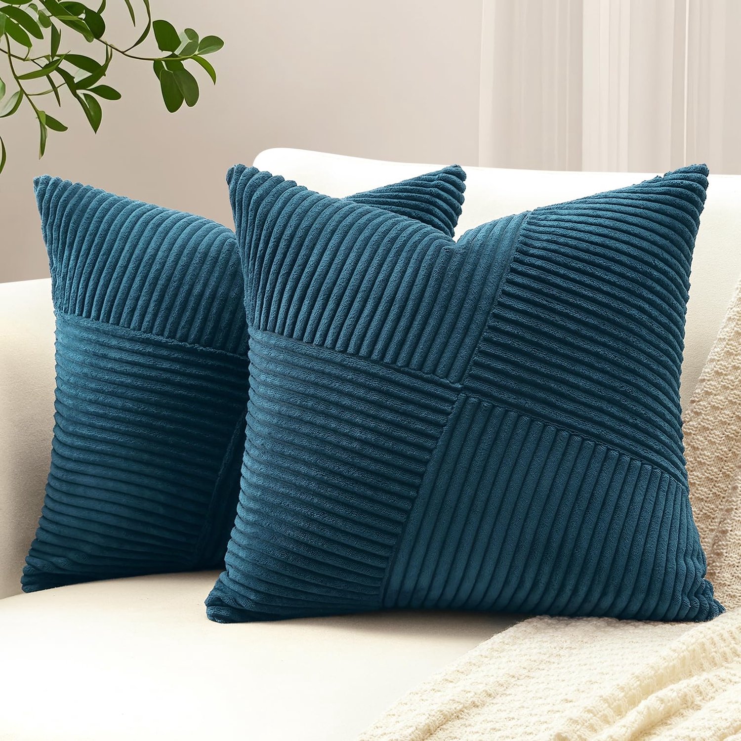 Famanu Set van 2 corduroy kussenhoezen met gestreept patroon, 50 x 50 cm, decoratieve hoezen voor woonkamer en slaapkamer, zacht en huidvriendelijk, perfect voor dagelijks gebruik en onderhoudsvriendelijk wit