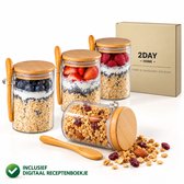 2DayHome Overnight Oats Potjes Glas met Deksel en Lepel - Voorraadpotten - Set van 4 x 500 ml - Bamboe Drukdeksel - Luchtdicht - Glazen Potjes met Deksel - Ontbijtpotjes - Yoghurtbeker - Muesli Beker - Meal Prep - Cadeauset - Incl. Receptenboek