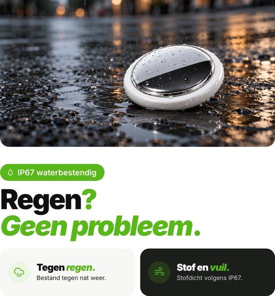 Guardyan tracker in de regen op een nat wegdek, toont IP67 waterbestendigheid.