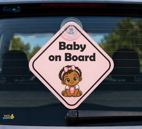 Roze ruitvormig Baby on Board bordje met cartoonmeisje, bevestigd aan een autoruit met een zuignap.