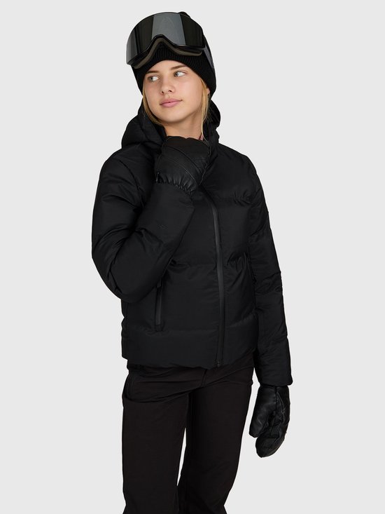 Model draagt een zwart Brunotti-donsjack met capuchon, skibril en zwarte handschoenen.